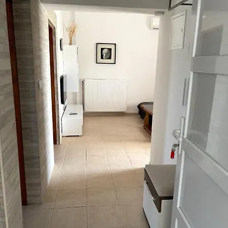 Apartment Nicole Wera Nin